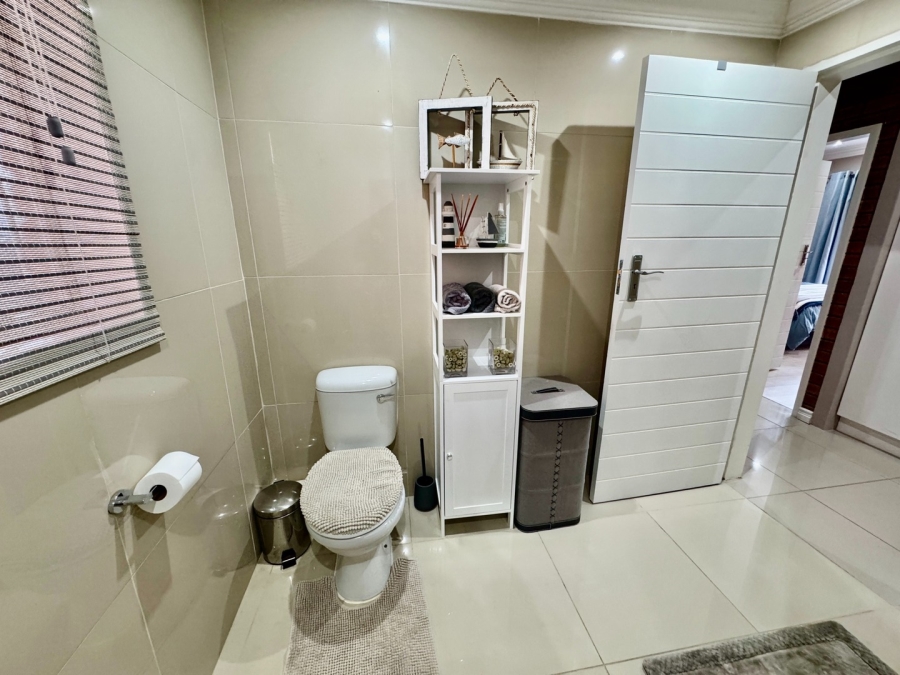 5 Bedroom Property for Sale in Mooivallei Park North West